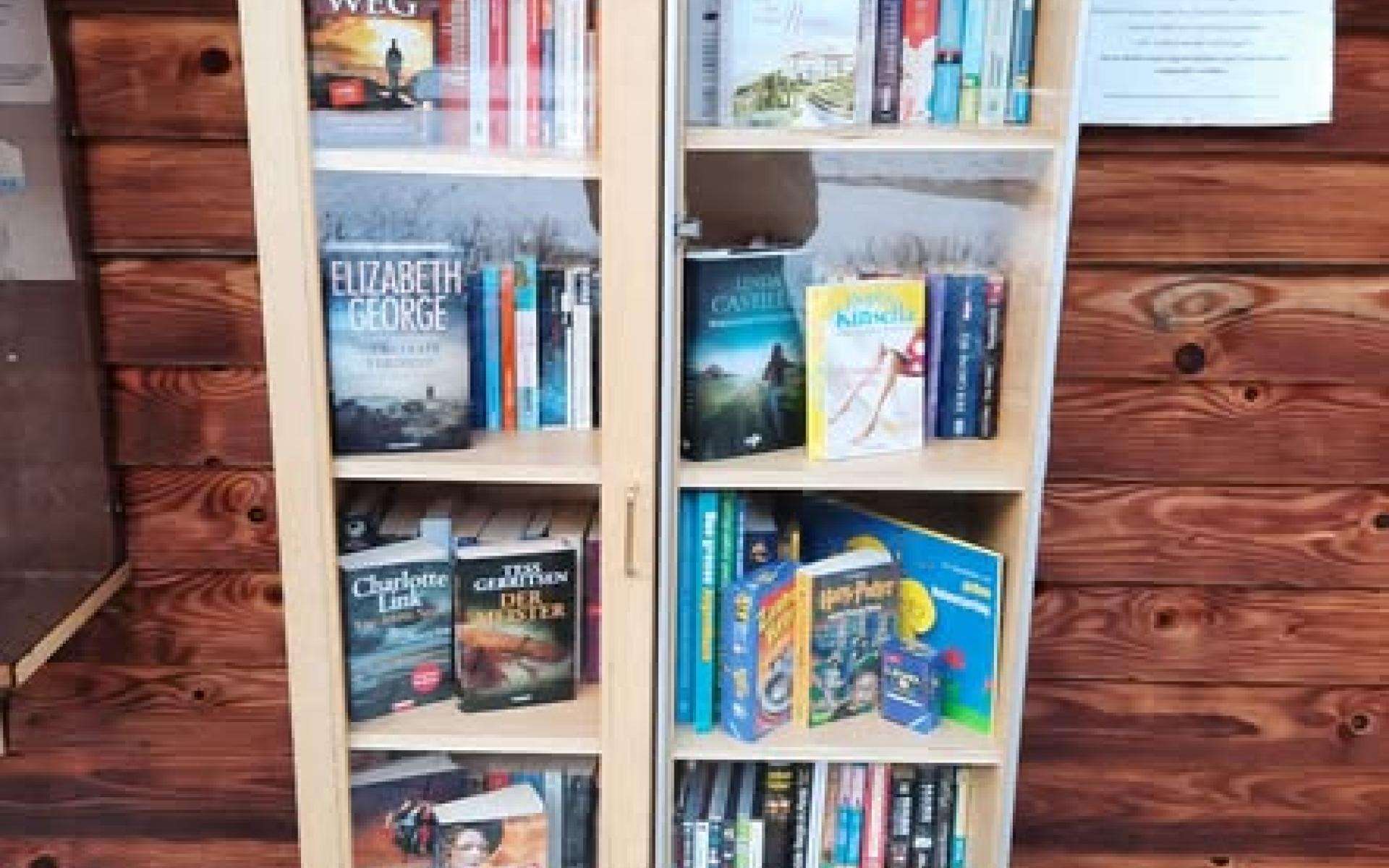 Bücherschrank beim Badesee